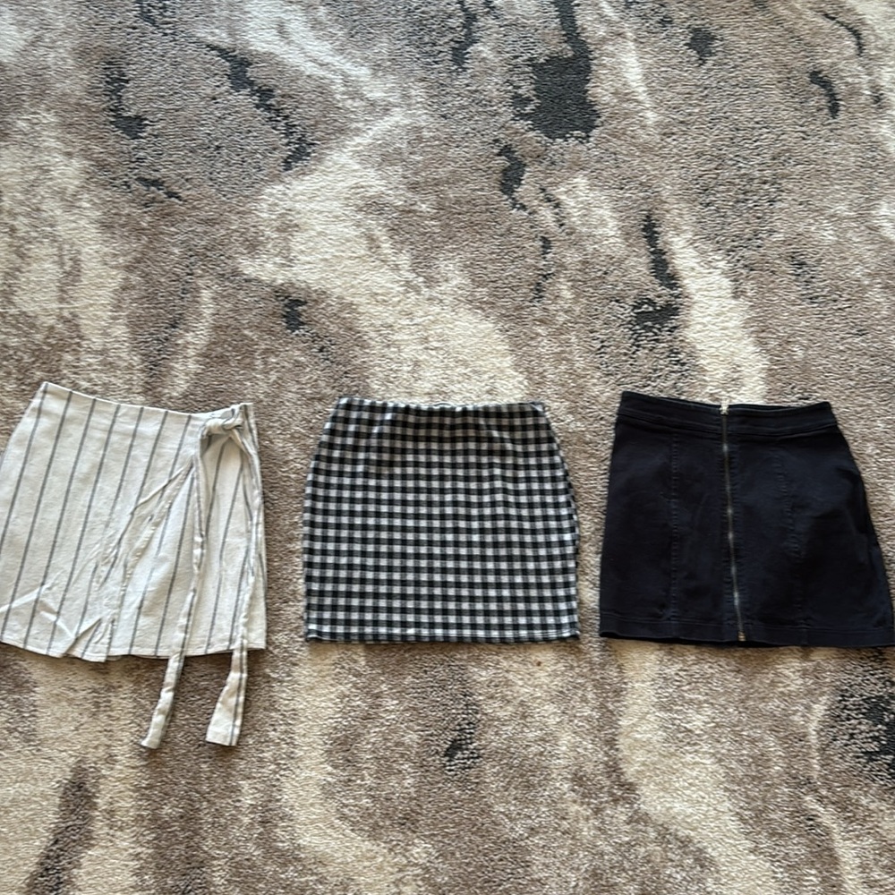 3 PACK OF SKIRTS, SIZE SMALL, FOREVER 21 . GOOD CONDITION